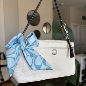 🔵⚪️🔵VTG COACH Chelsea Bow Wristlet🔵⚪️🔵
